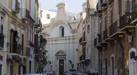 Bari, San Domenico: la chiesa di quell'antico convento rimpiazzato dalla Prefettura